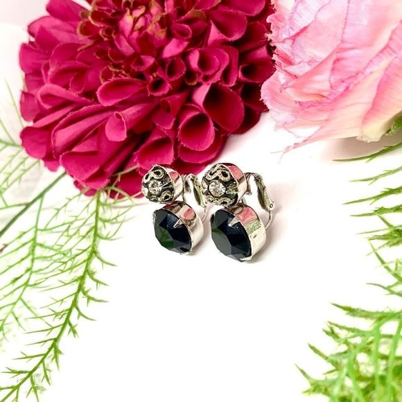 VINTAGE⚜️VOGUE Black Faceted Crystal Clip Earrings - Picture 5 of 10